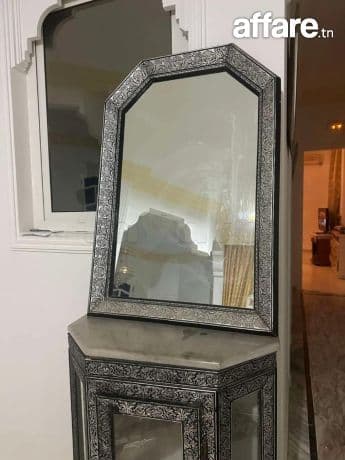 une console avec etagére