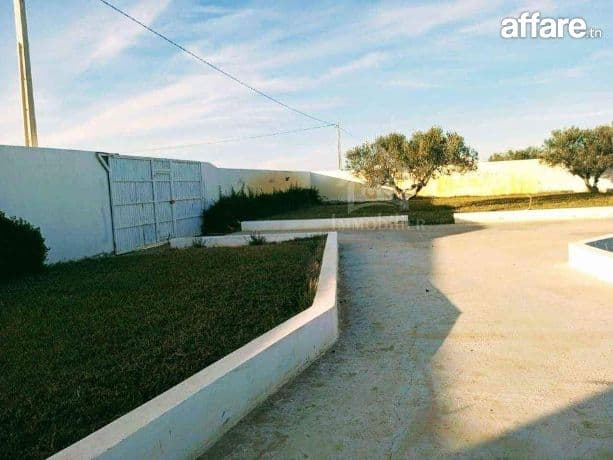 Un terrain de 2100 m² avec 1 studio à Hammamet Sud à vendre