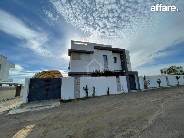 Villa S+4 toute neuve avec jardin et piscine à Hammamet Sud 
