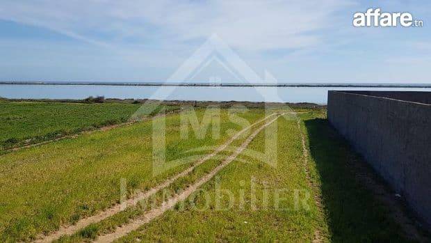 Terrain pieds dans l'eau avec 2 garages à Korba à vendre