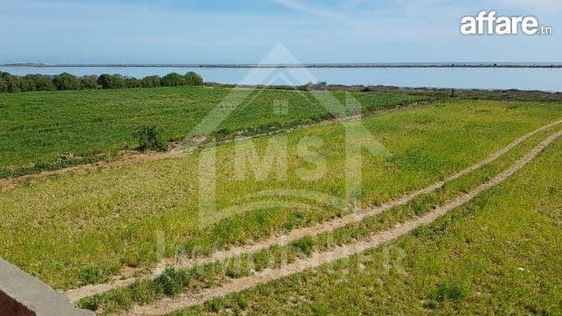 Terrain pieds dans l'eau avec 2 garages à Korba à vendre