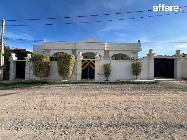 Villa à vendre à Chott Mariem – 300 m²