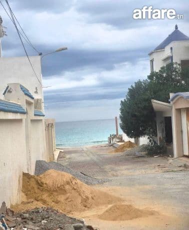 Terrain clôturé  dans un quartier résidentiel 