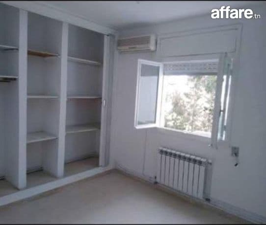 Location S2 vide à El Menzah 7