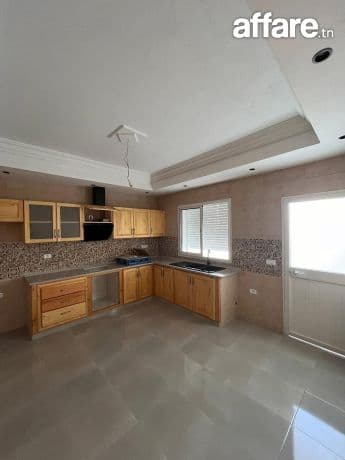 RIADH AL ANDALOUS : ÉTAGE D’UNE VILLA S+3 À LOUER 