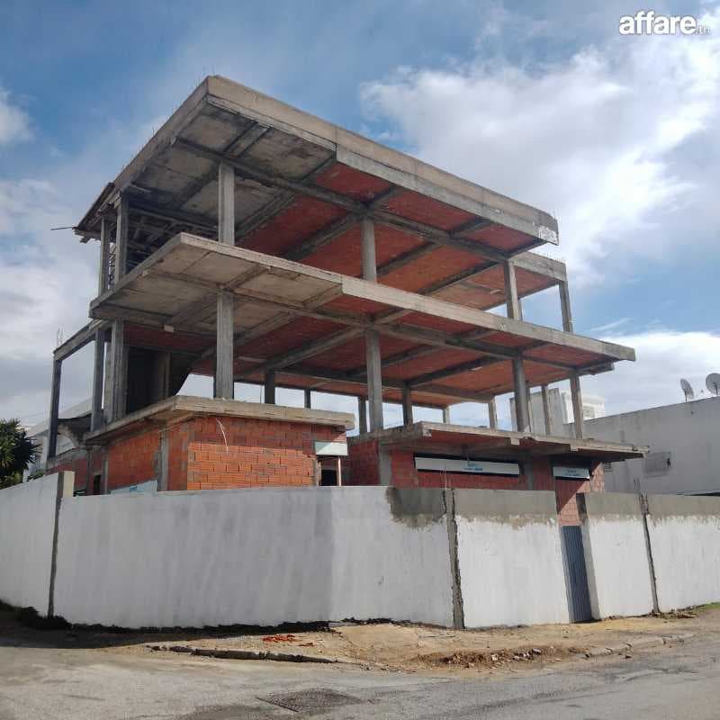 Villa inachevée avec grand potentiel au menzah 5 