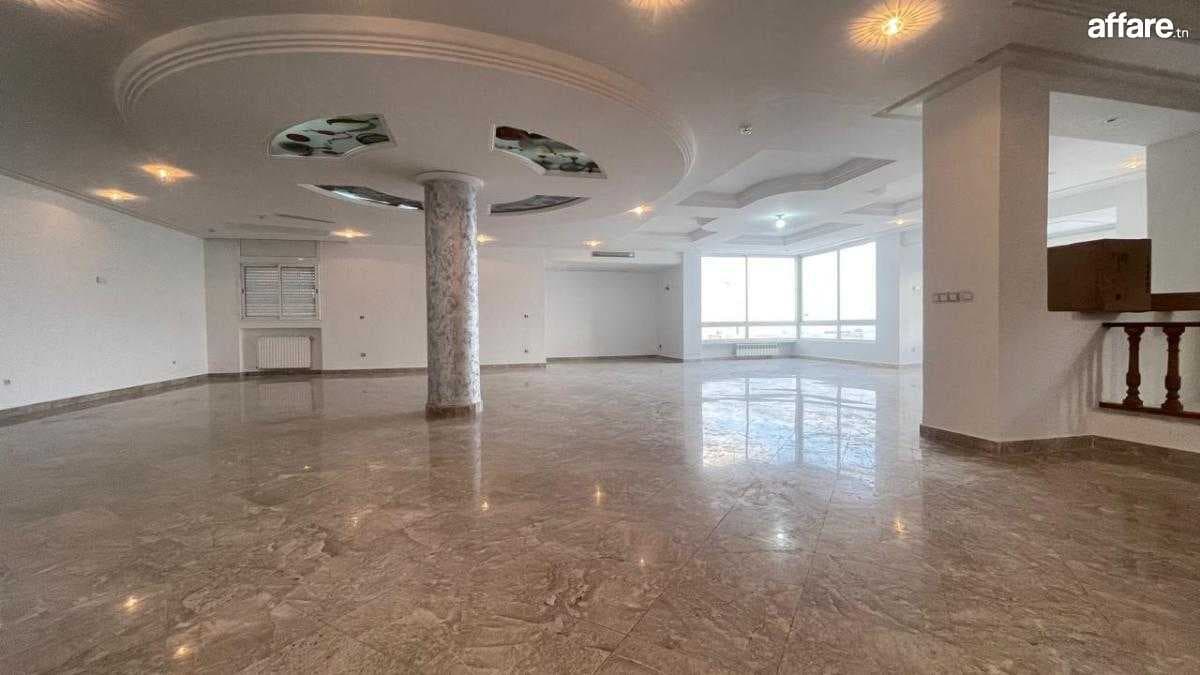 A louer : Une Villa S+5 à Cité el Faouz