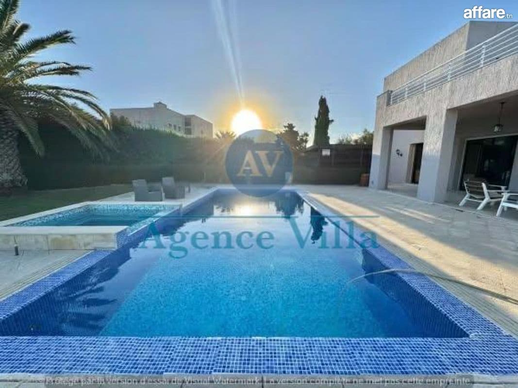 Superbe villa meublée sur trois niveaux avec piscine