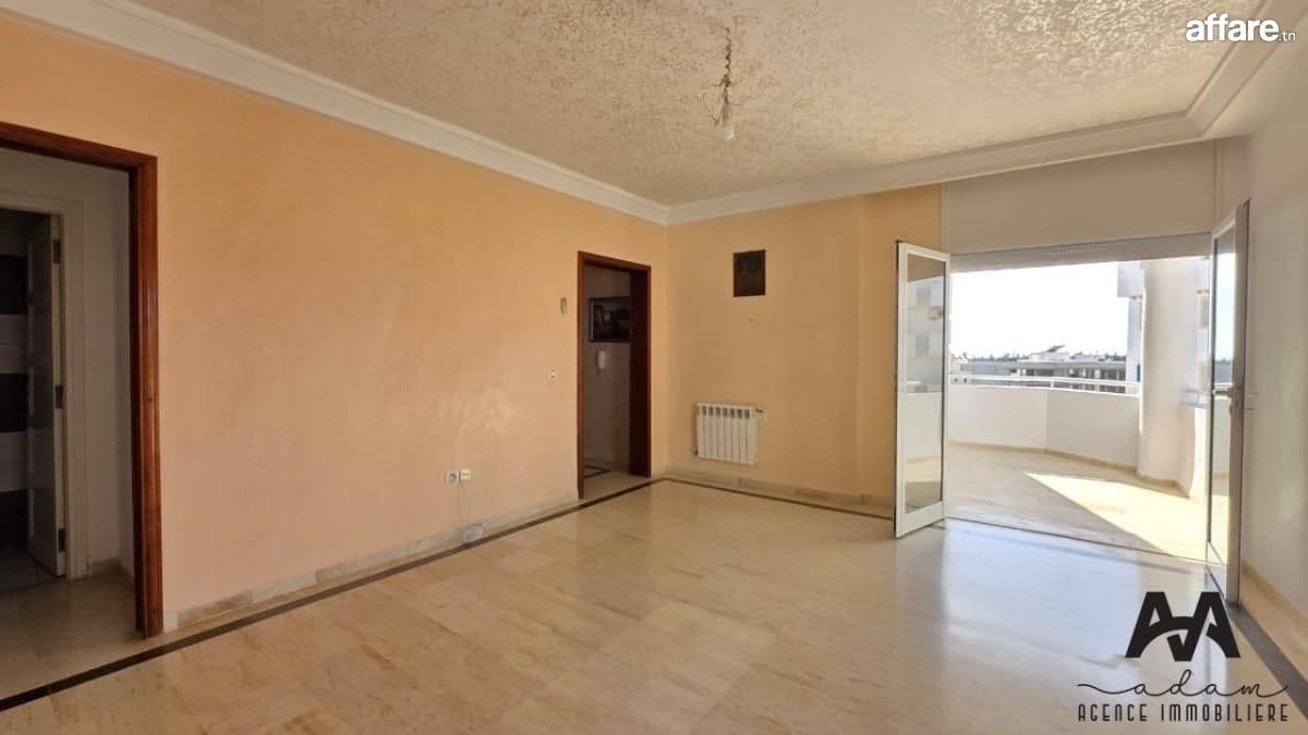 Appartement s+3 vide au 1 er étage avec vue de mer à Mrezga.