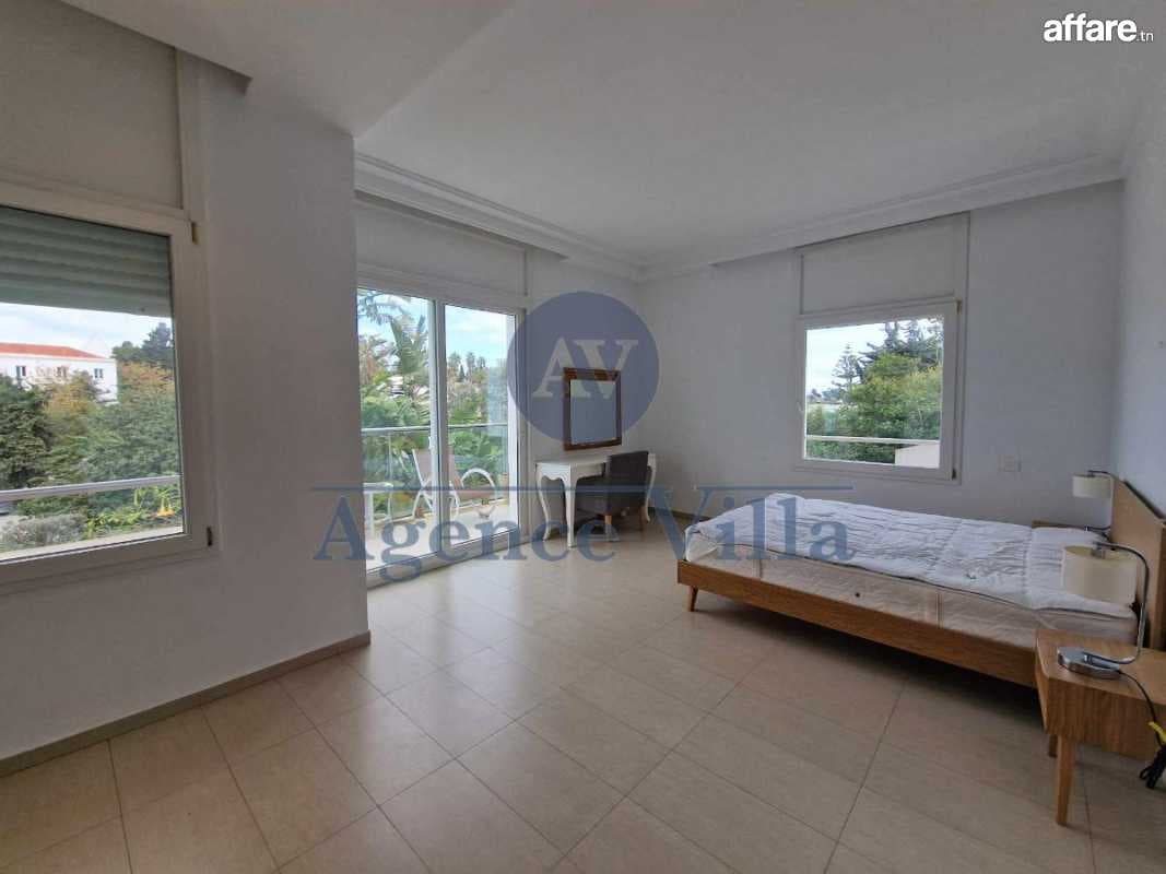 une villa s+4 à carthage avec piscine 