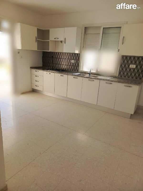  Cité La Gazelle ; à LOUER 𝐬𝐩𝐚𝐜𝐢𝐞𝐮𝐱 ETAGE DE VILLA