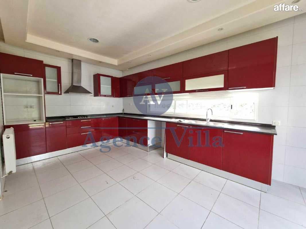 une villa s+5 à ain zaghouan