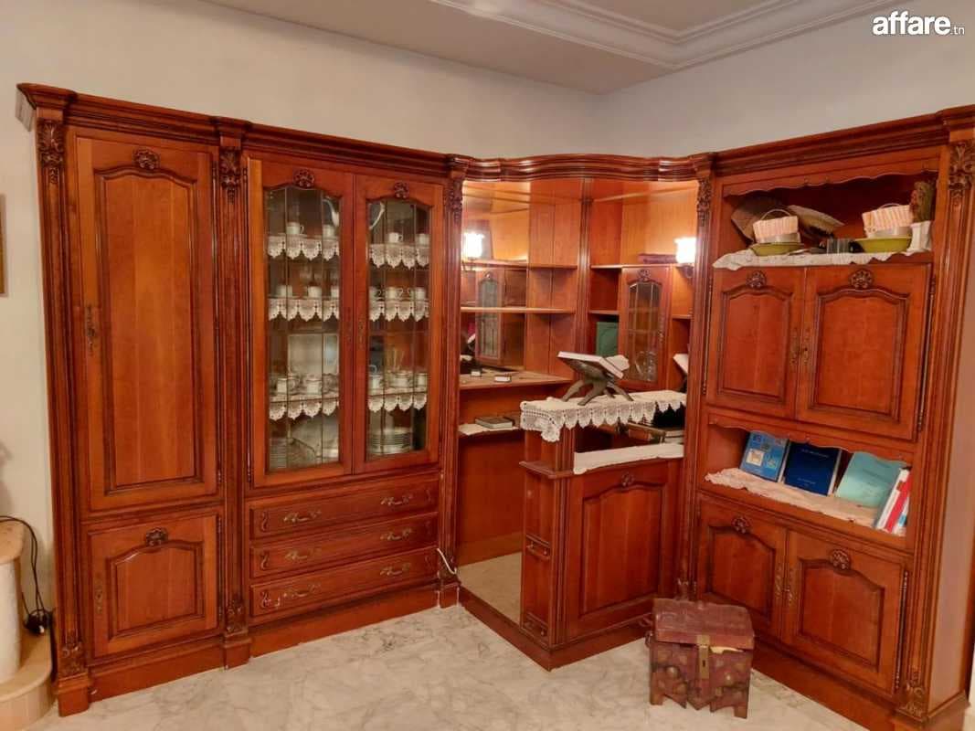  Le meuble en coin en merisier bois noble 