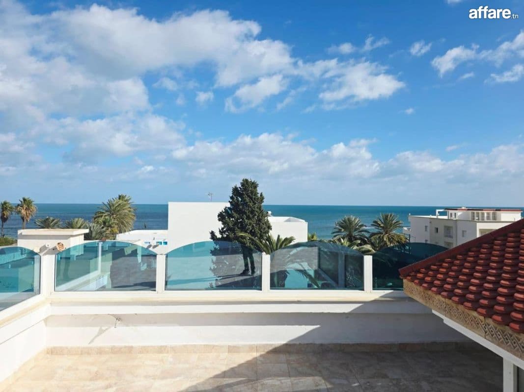 A VENDRE 😍 Villa Luxueuse de 470 m² à Chott Mariem 