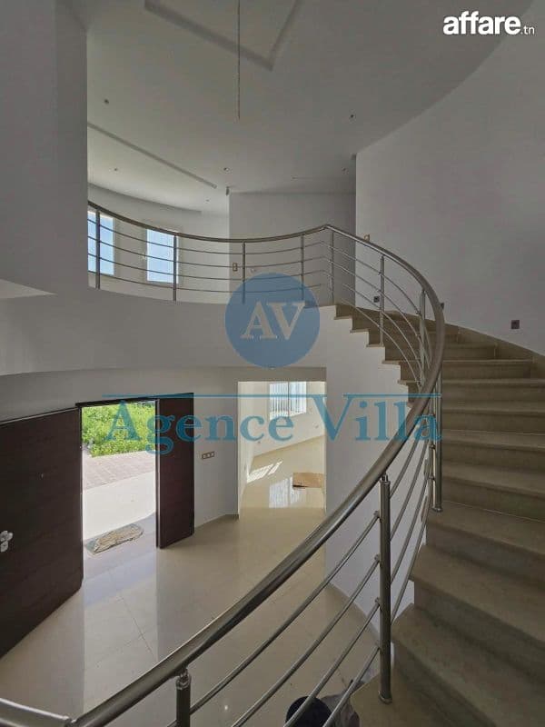 Une villa s5 avec piscine à la soukra