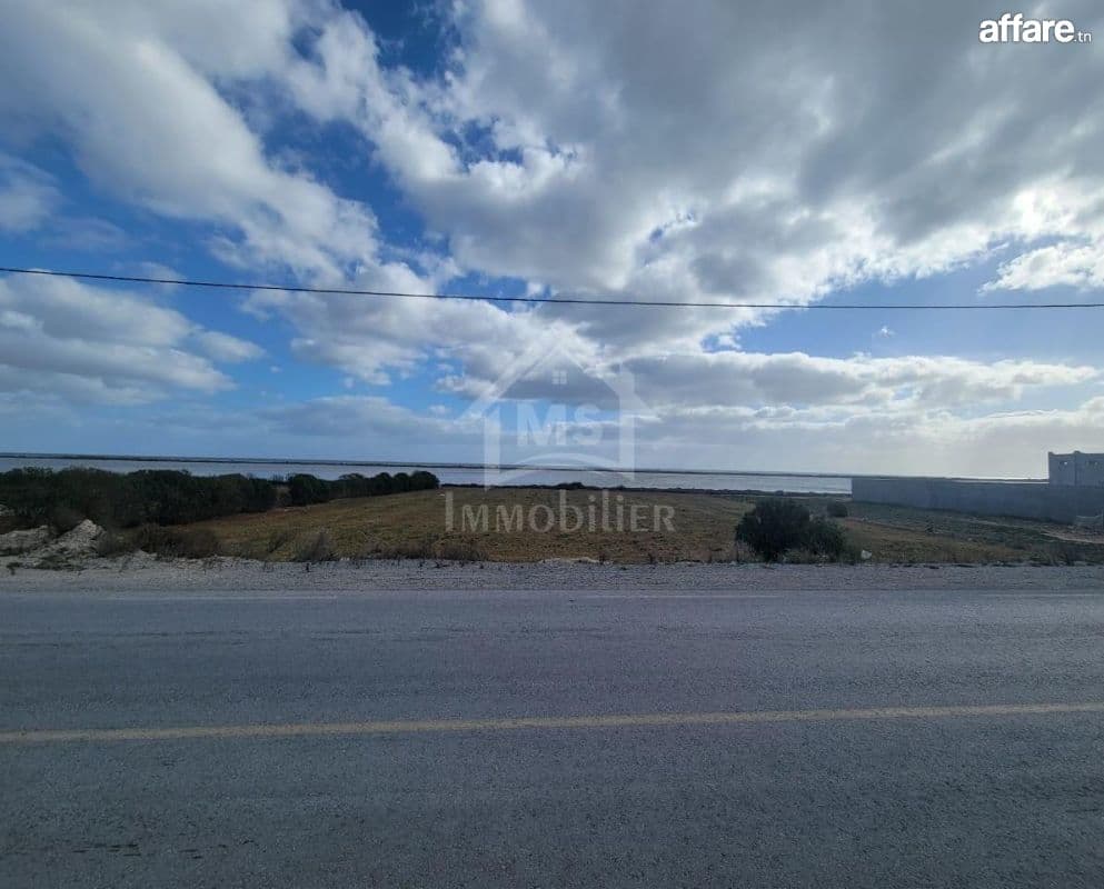 Terrain pieds dans l'eau de 3333 m² à Korba à vendre