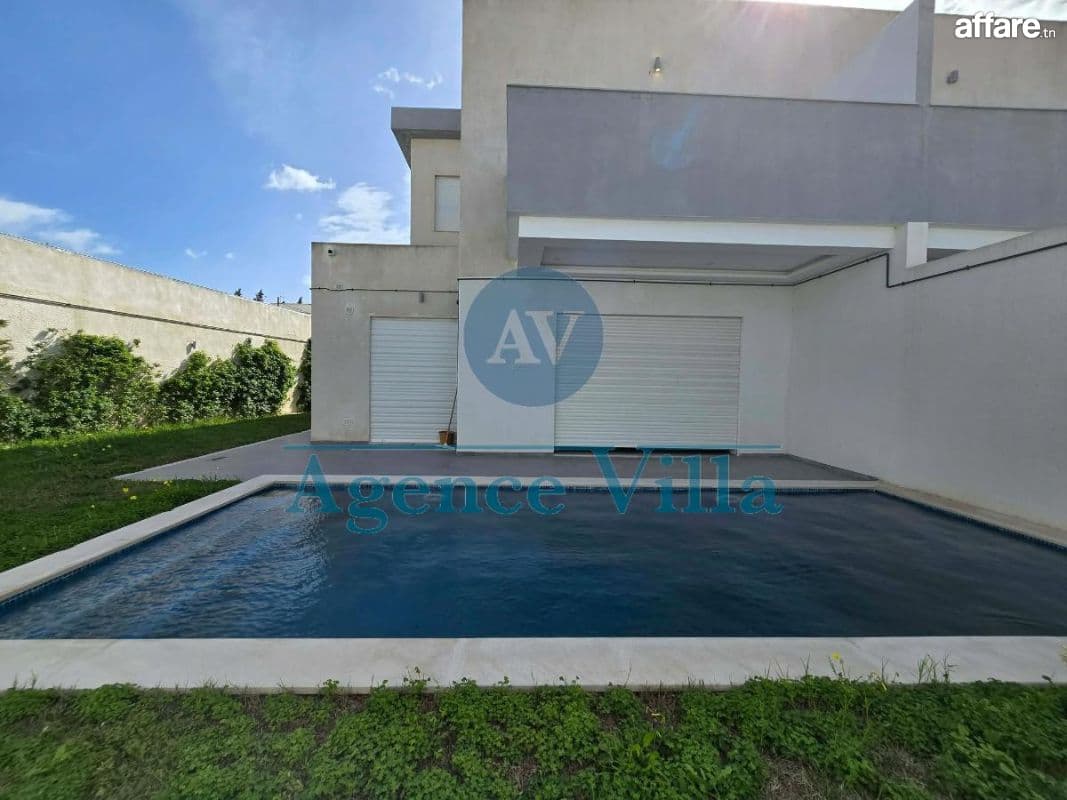 À LOUER Villa S+4 à La Soukra