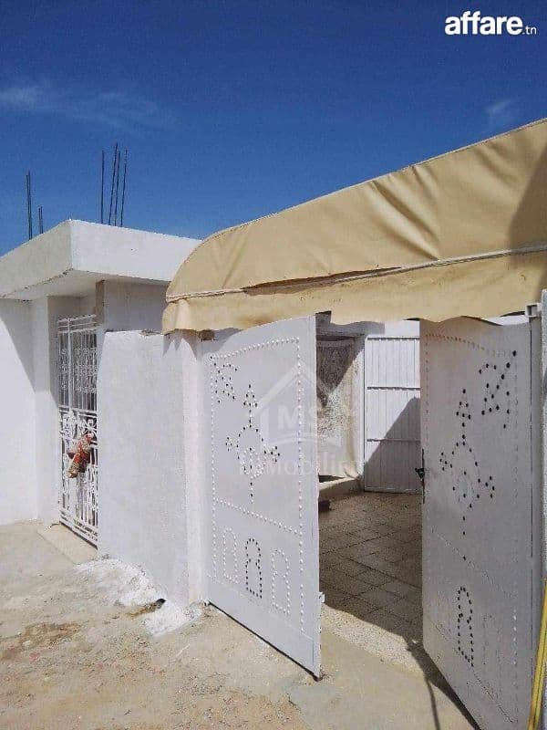 Maison S+2 avec garage et jardin à Hammamet Sud à vendre