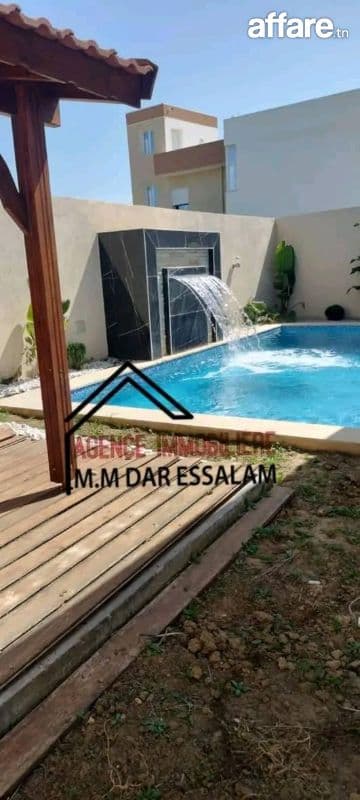 villa avec un piscine près de la mer