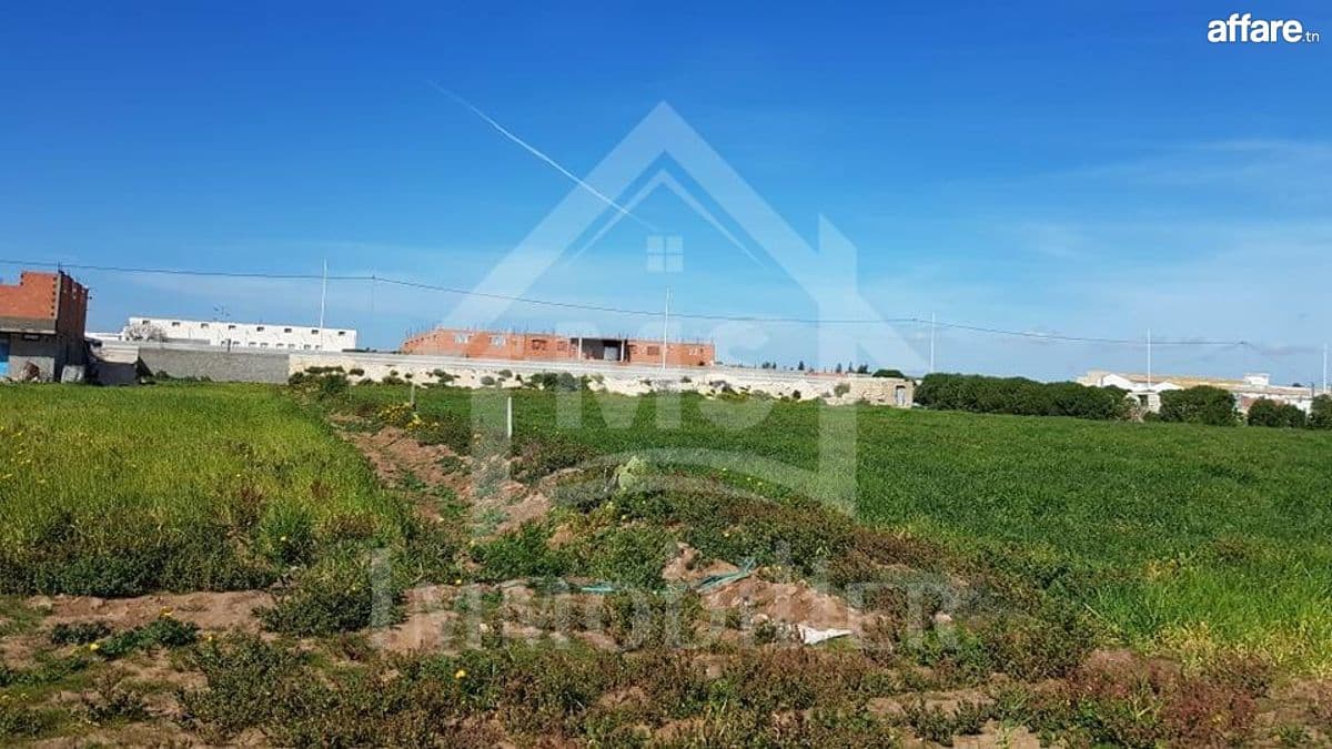 Terrain pieds dans l'eau avec 2 garages à Korba à vendre