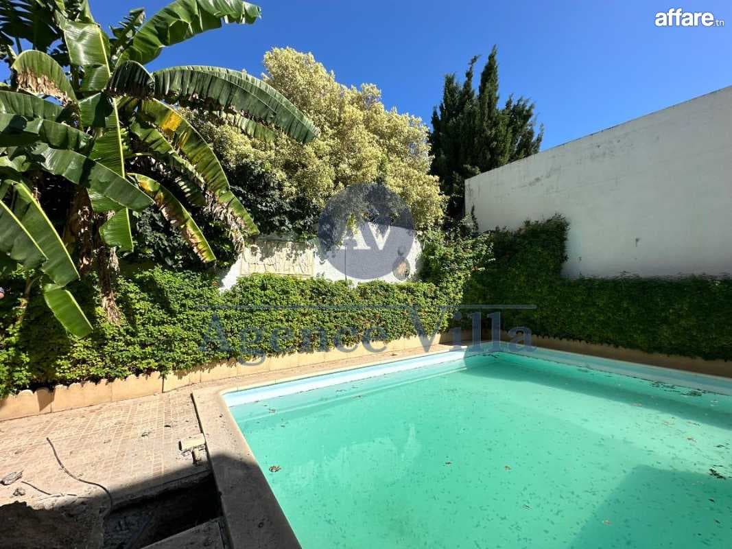 une villa s+7 à carthage vue mer avec piscine