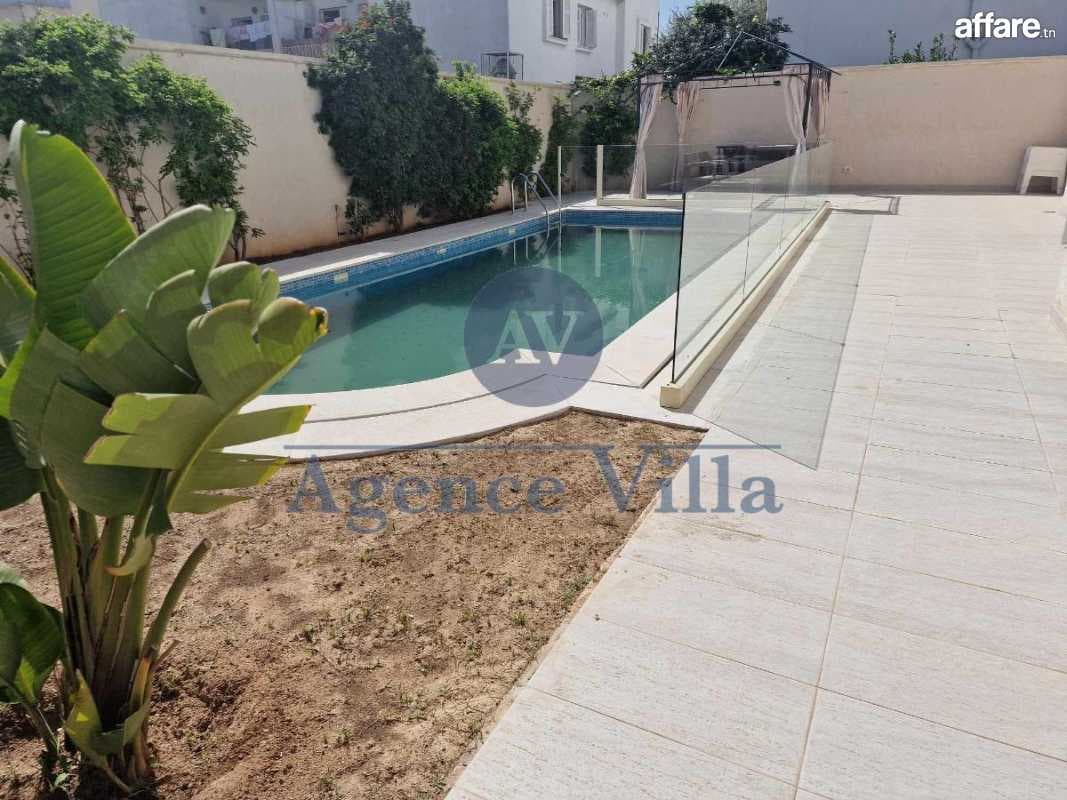 une villa s+4 avec piscine à la marsa