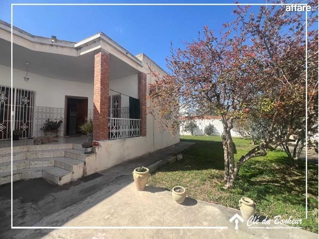 Villa plain pied de 1200 m² à La Soukra 