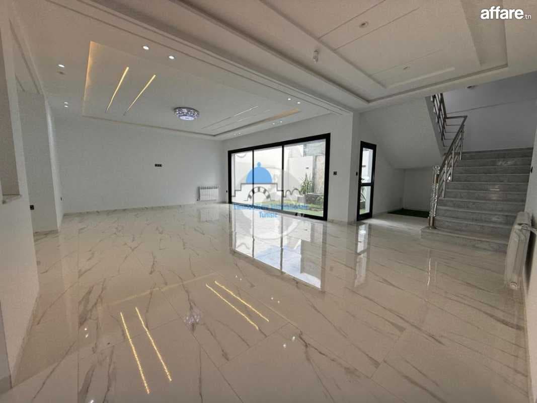 À Vendre : Villa de Prestige en Duplex avec Jardin et Garage