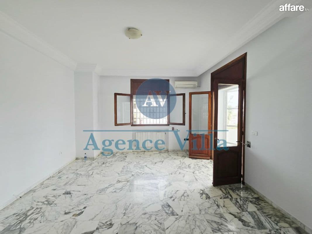  Villa S+4 avec jardin à La Marsa