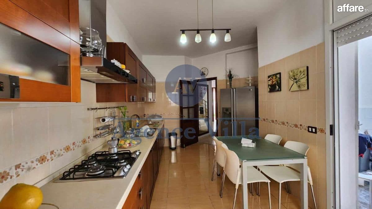  Villa S+3 avec piscine à La Marsa