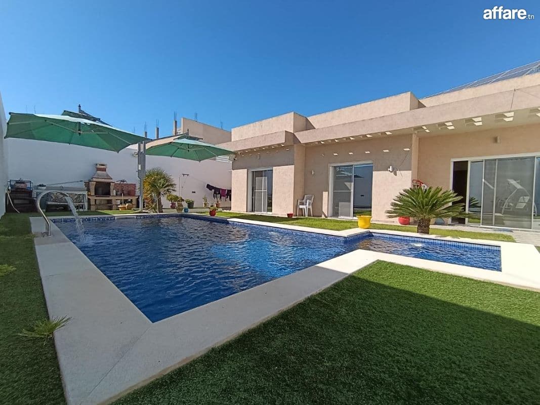 Une villa moderne avec piscine à Kélibia ville