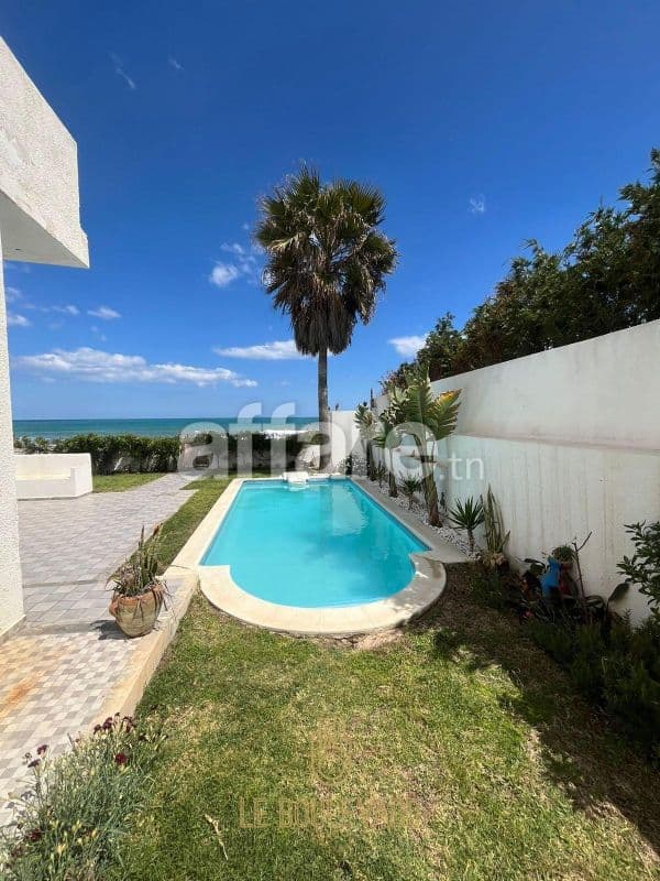 Villa S+3 Pied Dans L'eau Avec Piscine à Maamoura, Nabeul