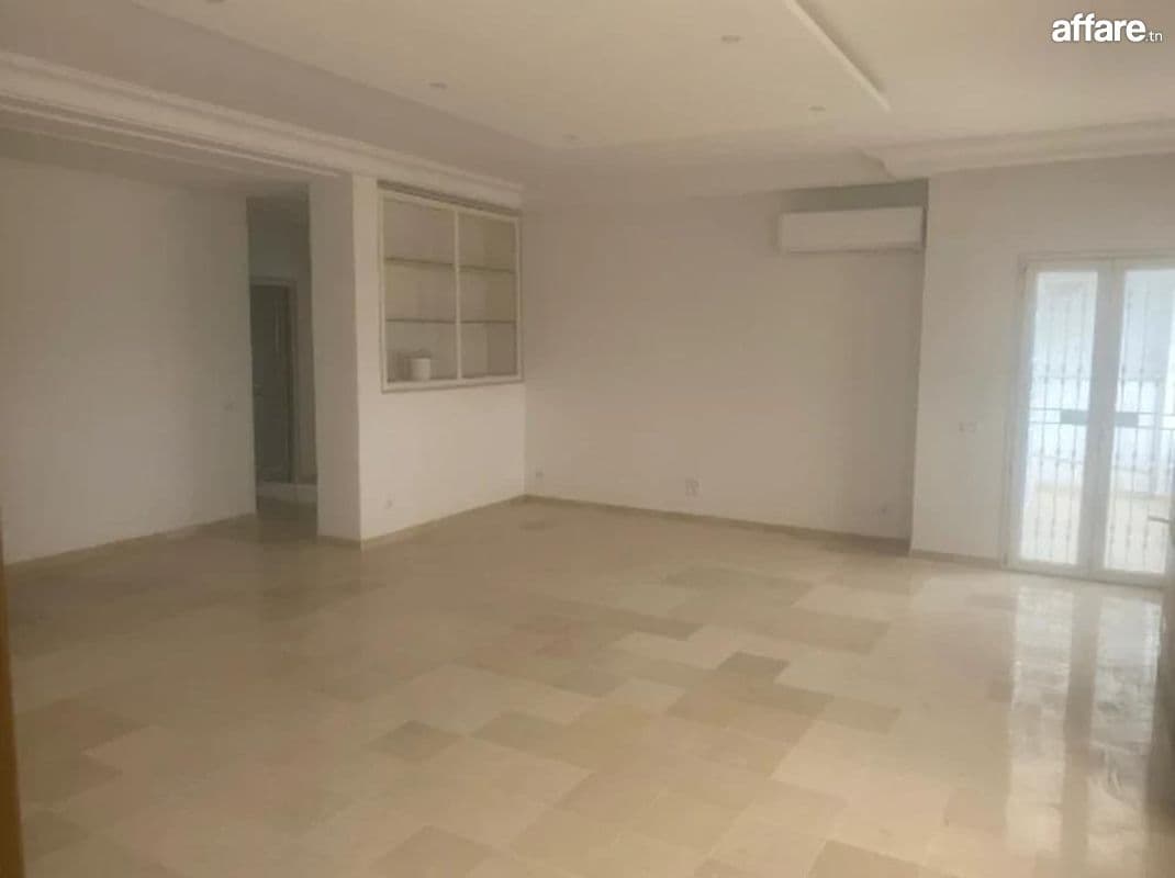 🏠 Ennasr 𝟐 ; à LOUER ETAGE de VILLA 𝐒+3 bien situé 🏠