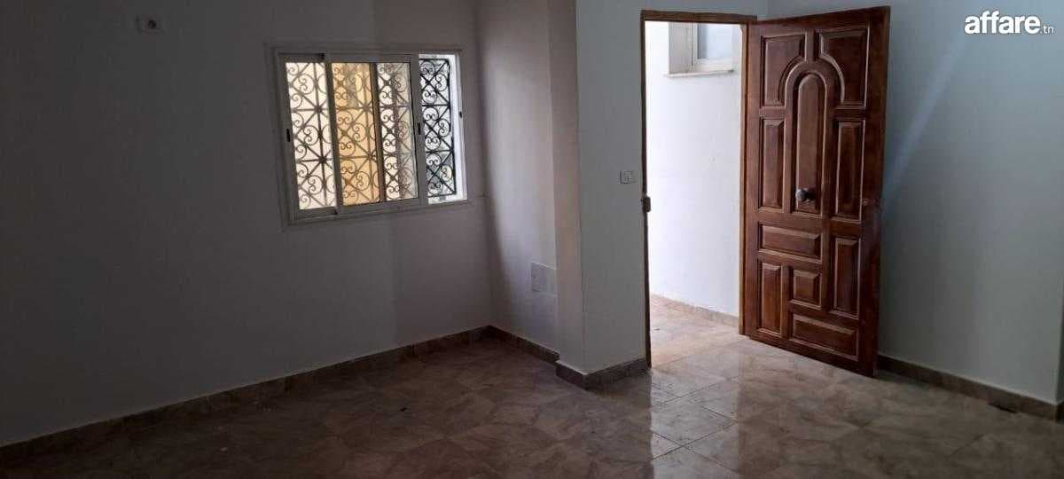 À vendre : Maison composée de 3 niveaux à Bhar Lazreg