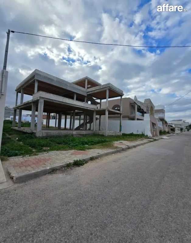 Villa de 500m2 à khezama encour de construction 