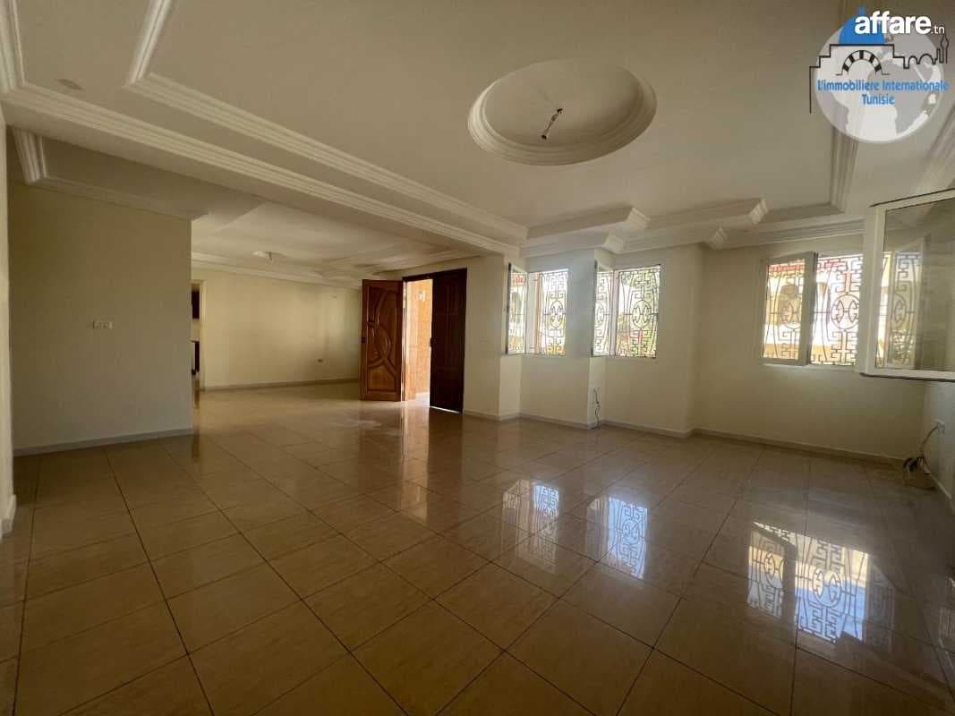 A louer etage de villa au RDC à Khzema 
