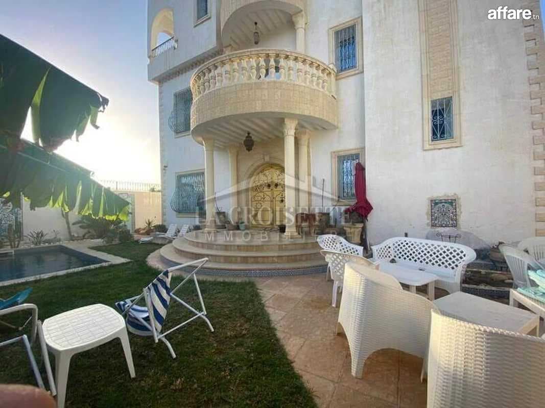 Villa S+5 avec piscine à La Soukra ZVV173