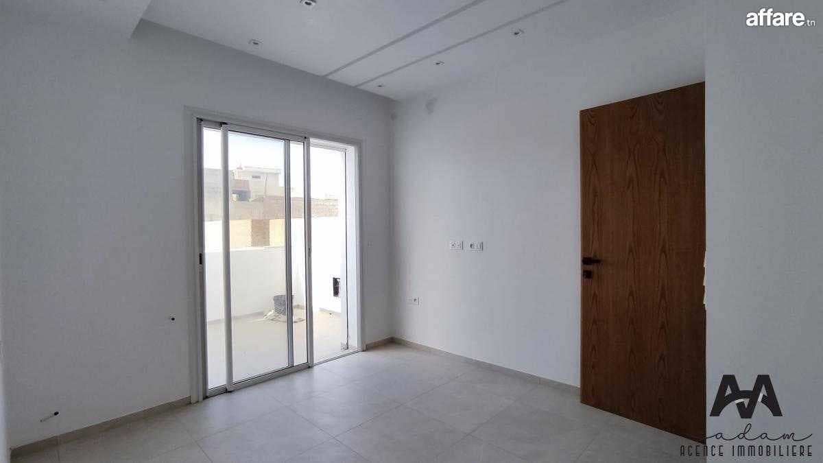 Bureau H+2  de 80 m² sur une route principale à Nabeul.