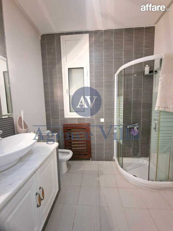 une grande villa avec piscine à la soukra