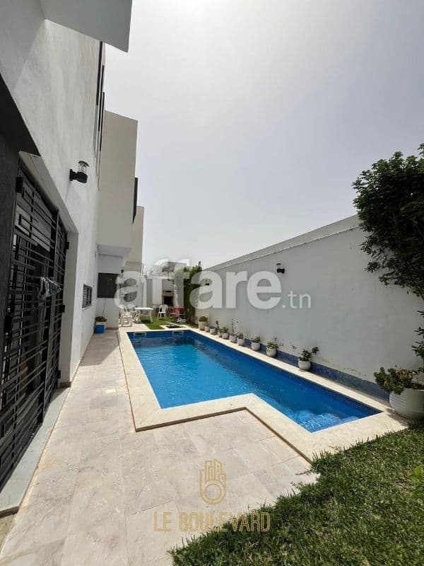 Villa duplex S+4 haut standing avec piscine à Hammamet Nord