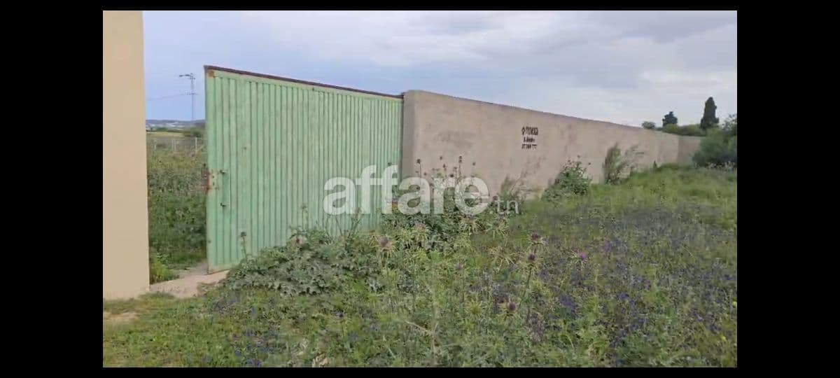 Un terrain de1000 m2 sur la route principale