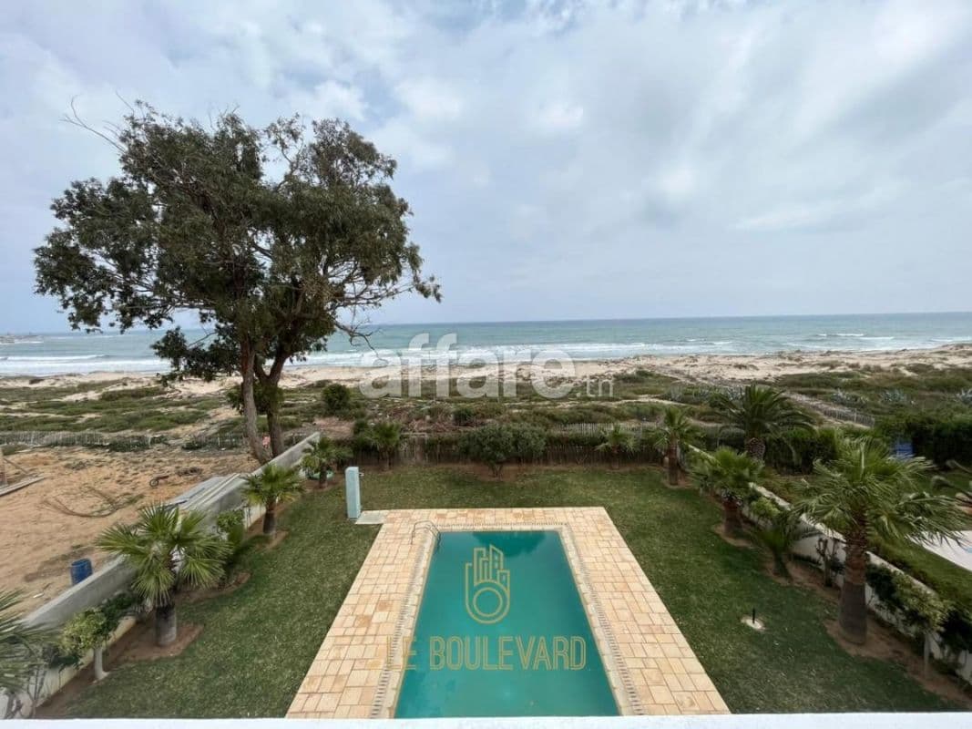 A Louer Villa S+4 Pied Dans L eau à Jinene Benikhiar Nabeul