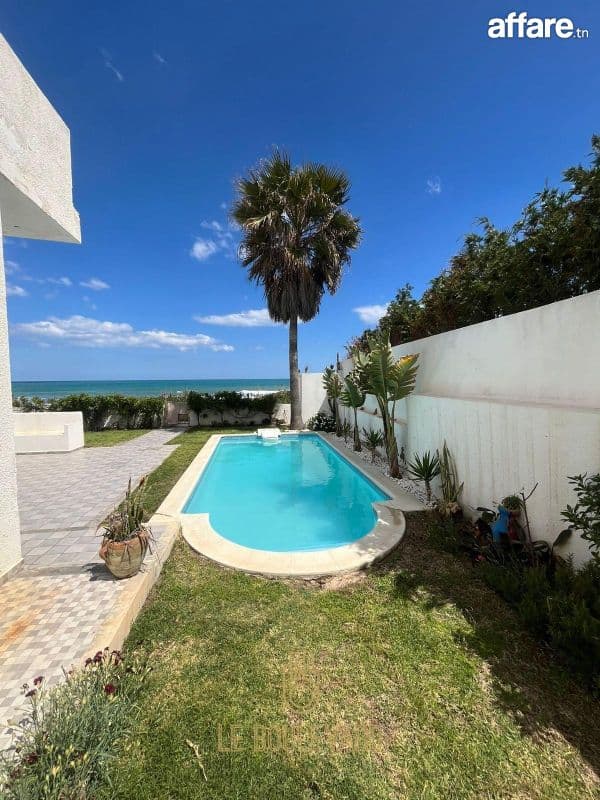 Villa S+3 Avec Piscine Et Pied Dans L'eau à Maamoura, Nabeul
