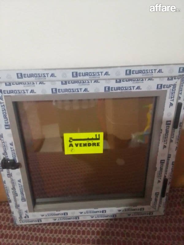Fenêtre en aluminium loqueteau 