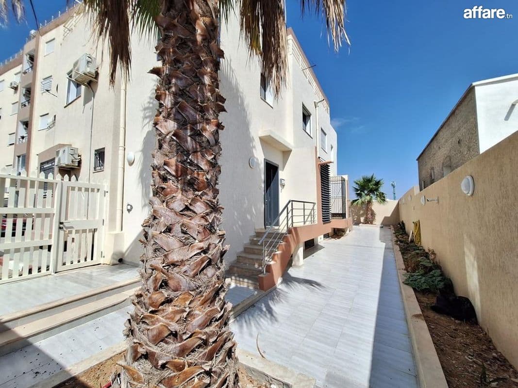 À Vendre : Triplex Rénové avec Terrasse à Cité El Ghazela, A