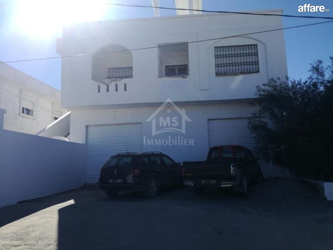 Maison S+3 avec local commercial à vendre à Hammamet Sud