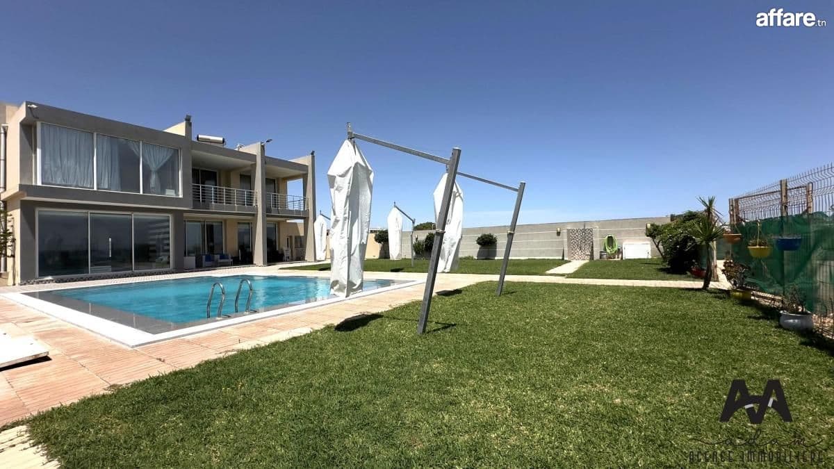 Villa S+5  pied dans l'eau avec piscine  à bni khiar Plage
