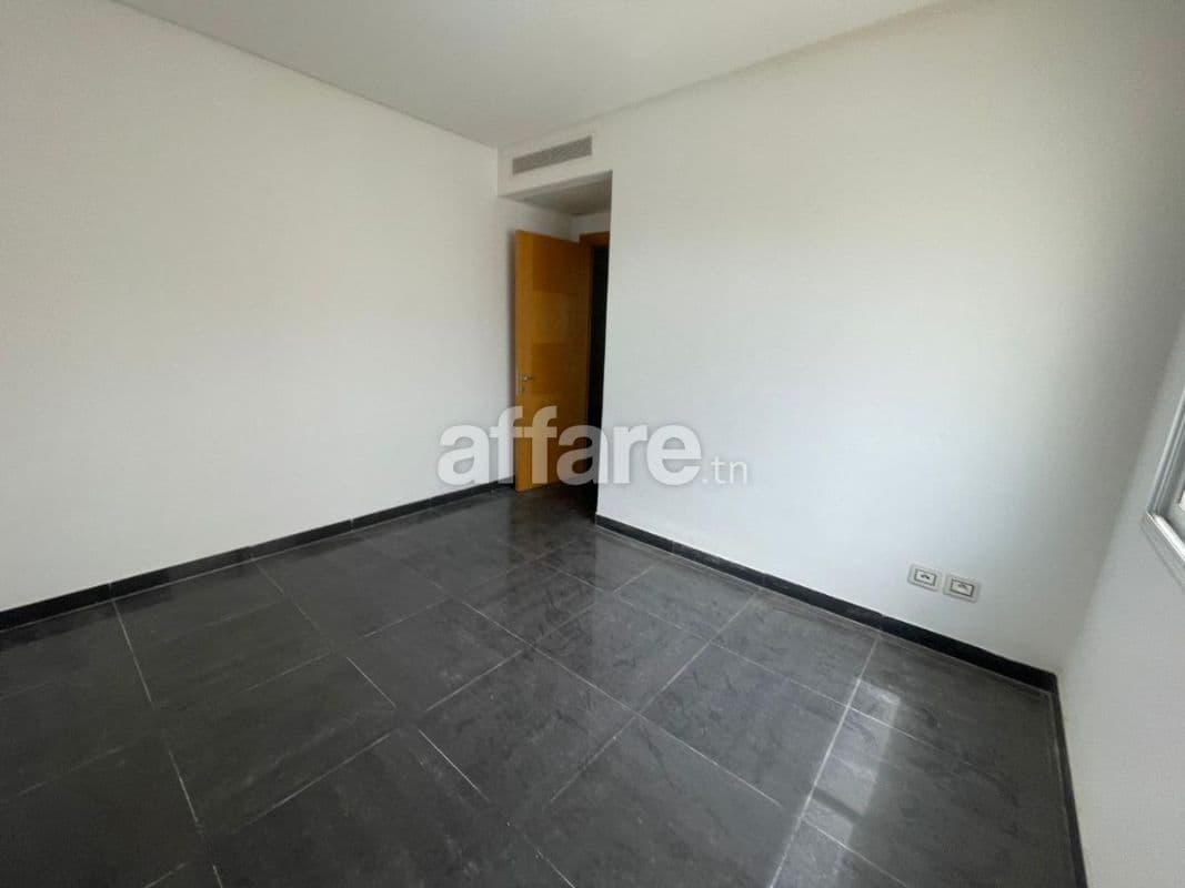 A Vendre un Bureau au Lac 2