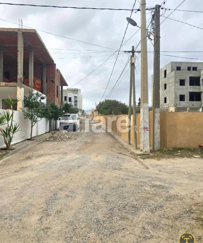 Terrain clôturé dans un quartier résidentiel
