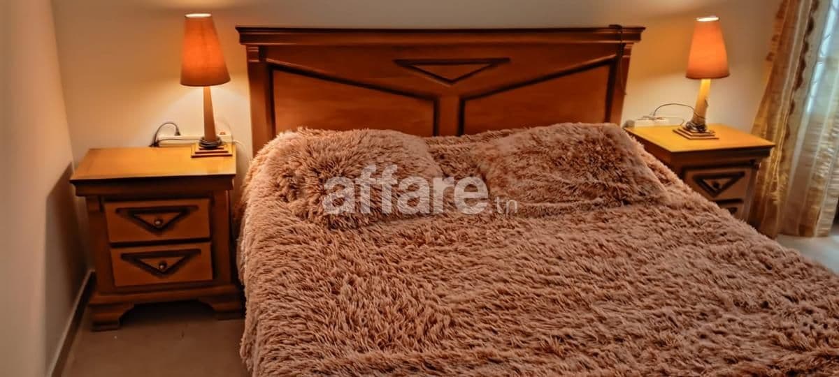 Bois massif Chambre à coucher complète à vendre En bon état